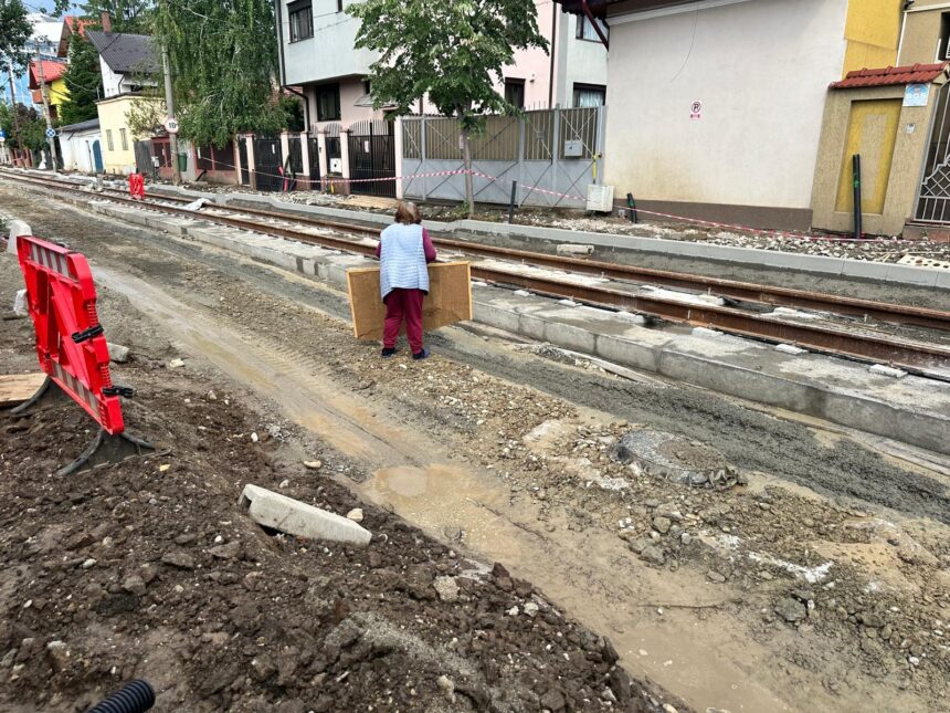 asediati in santier locuitorii de pe strada clabucet sunt blocati de modernizarea sinei de tramvai si se roaga sa nu aiba nevoie de ambulanta sau pompieri 6a183119cbef7