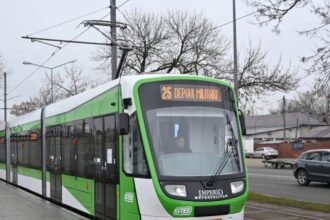 linia 25 blocata pe bulevardul preciziei dupa ce un tir a lovit un tramvai 6a32cc584c271