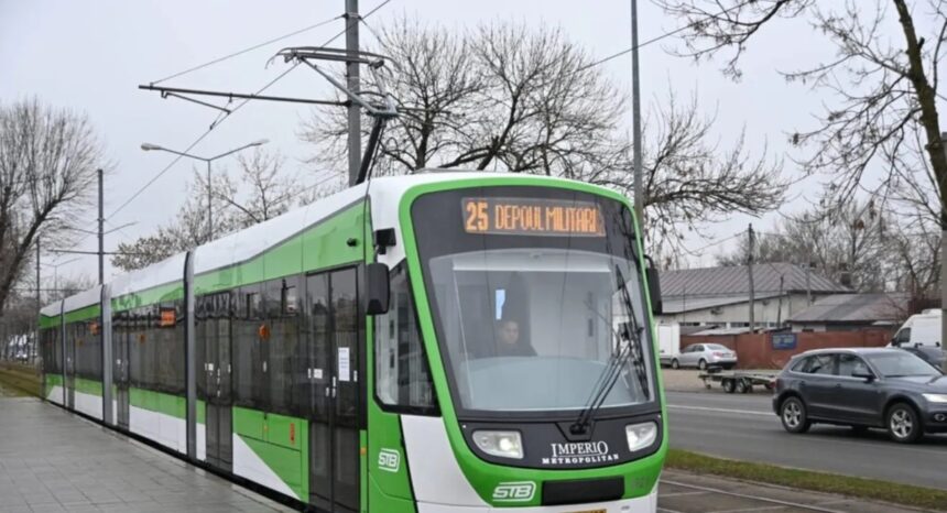 linia 25 blocata pe bulevardul preciziei dupa ce un tir a lovit un tramvai 6a32cc584c271