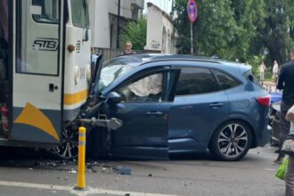 linia 5 blocata pe barbu vacarescu din cauza unui accident o masina a lovit un tramvai in circulatie 6a2195c639cdb