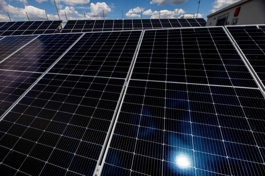 record fotovoltaic pe fondul caniculei soarele din bucuresti si ilfov produce mai mult decat vidraru cat de reala este independenta verde a unui oras care se sufoca sub beton 6a423c0df31cc