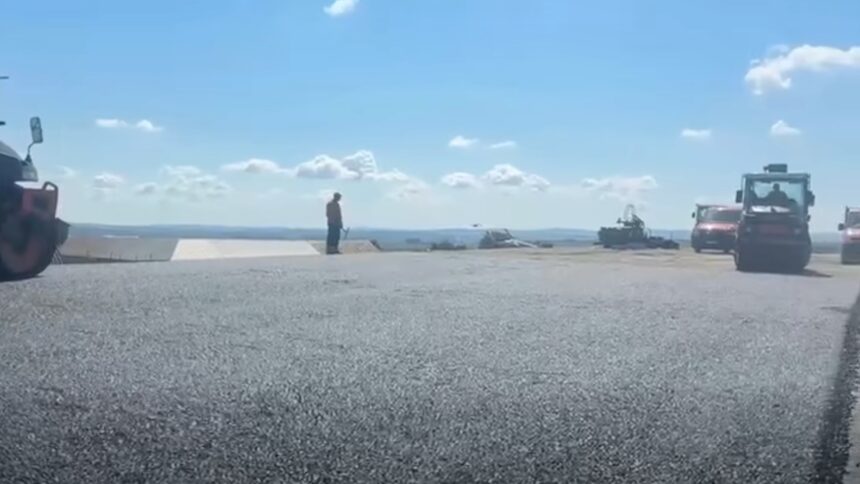 video a inceput asfaltarea ultimului tronson spre pascani din autostrada care leaga bucurestiul de moldova 6a26b4abd4a38