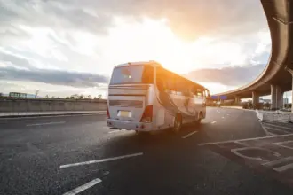 60 de elevi romani lasati fara acte bani si bagaje in timpul unei calatorii in franta hotii le au spart autocarul la nisa 6a6720a9271da
