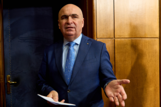 bolojan se tine legat cu lanturi de scaunul de la palatul victoria desi a fost demis de aproape trei luni 6a64d90a0c84f