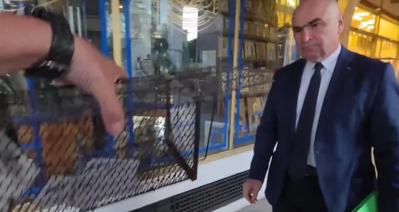 cadou cu pedigree politic marian ceausescu l a asteptat pe ilie bolojan cu o cusca de sobolani pe calea victoriei 6a567bb8b063c