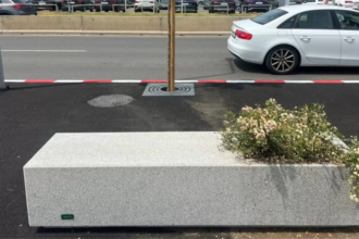 ecovol sa companie publica din voluntari sustine ca a platit pentru banci cu jardiniere incorporate de cinci ori mai mult decat costa cele de lemn pentru ca rezista la vandalism 6a62262f48eb8