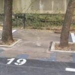 locuri de parcare facute la misto de primaria sectorului 4 in fata unei scari intre doi copaci in dreptul unui pasaj pietonal 6a5ea25eb8758