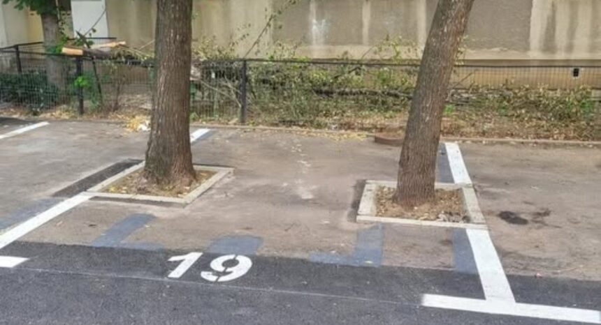 locuri de parcare facute la misto de primaria sectorului 4 in fata unei scari intre doi copaci in dreptul unui pasaj pietonal 6a5ea25eb8758
