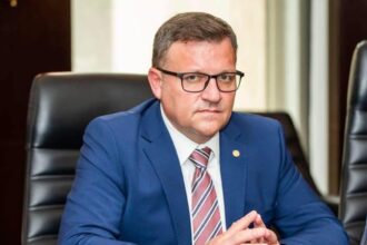 marius budai nemultumit de legea salarizarii un profesor debutant risca sa castige mai putin decat un curier care livreaza mancare 6a65e711d604a