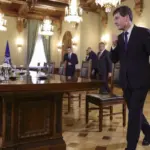 nicusor pleaca la paris criza ramane la bucuresti 6a553d71c0c12