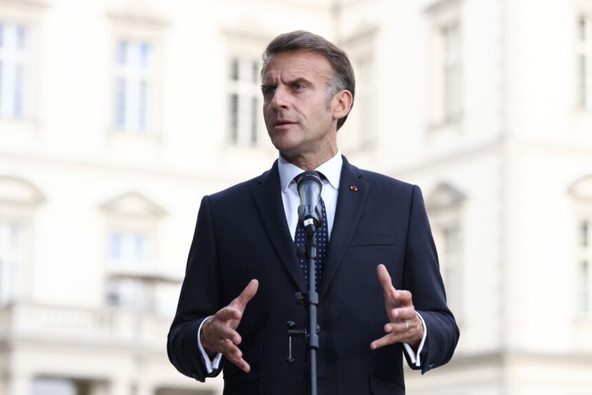 pompierii romani felicitati de emmanuel macron pentru interventia in incendiile din franta 3b4c7ff9