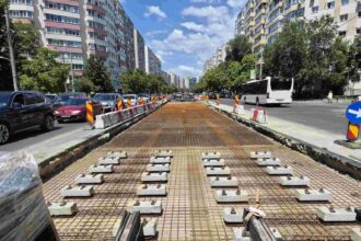 se monteaza sina de tramvai pe ultimii 50 de metri ai santierului de pe bulevardul chisinau club feroviar 6a5737edc7c41