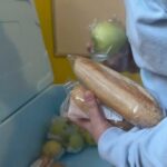 un pachet si un fruct in loc de un pranz cald pentru elevii scolii gimnaziale nr 32 in cadrul programul national masa sanatoasa 6a522a30925bf