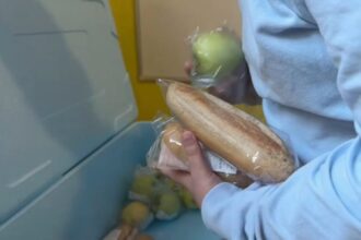 un pachet si un fruct in loc de un pranz cald pentru elevii scolii gimnaziale nr 32 in cadrul programul national masa sanatoasa 6a522a30925bf