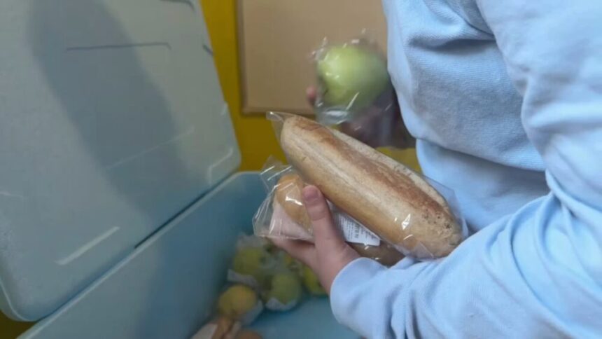 un pachet si un fruct in loc de un pranz cald pentru elevii scolii gimnaziale nr 32 in cadrul programul national masa sanatoasa 6a522a30925bf