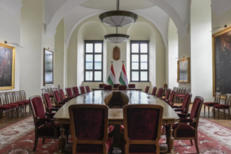 ungaria scandalul magyar orban ajunge la faza pe covoare franjuri rupti si o pata descoperite la bunurile istorice din karmelita 6a68c491626d9