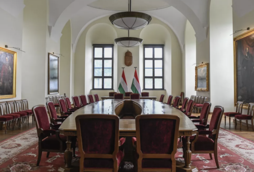 ungaria scandalul magyar orban ajunge la faza pe covoare franjuri rupti si o pata descoperite la bunurile istorice din karmelita 6a68c491626d9