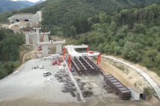 video a inceput montarea tablierul metalic la viaductul valea plesei pe sectiunea 2 a autostrazii a1 cea care va lega bucurestiul de sibiu 6a69acb88a80a