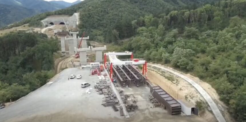 video a inceput montarea tablierul metalic la viaductul valea plesei pe sectiunea 2 a autostrazii a1 cea care va lega bucurestiul de sibiu 6a69acb88a80a