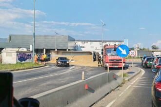 video un camion cu cereale s a rasturnat pe centura bucurestiului traficul este ingreunat 6a5e5c0cb2b55