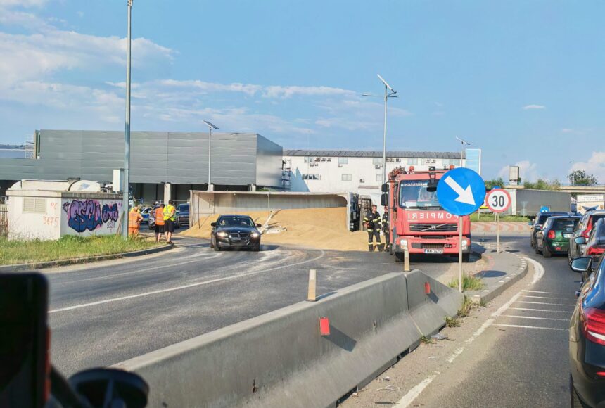 video un camion cu cereale s a rasturnat pe centura bucurestiului traficul este ingreunat 6a5e5c0cb2b55