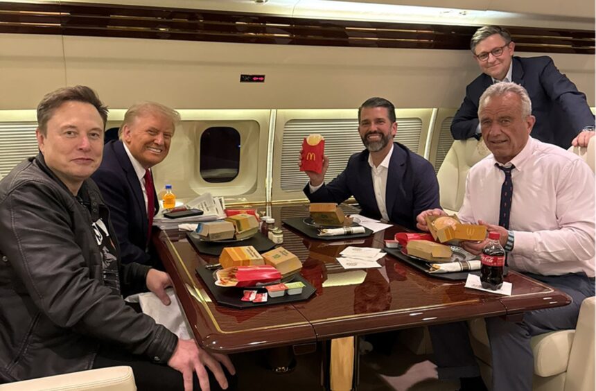 cutii peste cutii de la mcdonalds ce mananca trump in avion si de ce refuza restaurantele locale 6a809cb8614b7