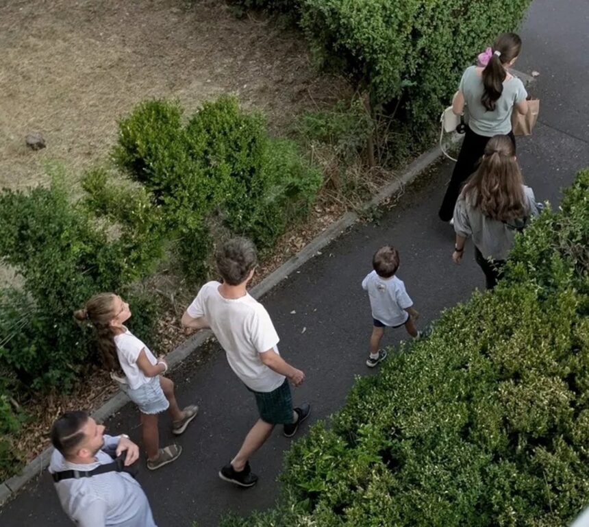 imagini rare cu nicusor dan presedintele in pantaloni scurti alaturi de familie la fagaras 6a816198c4135