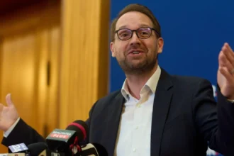 legea ani e slaba protejeaza hotiile rudele hotilor sunt protejate este liber la furat informatiile publice sunt insuficiente scandalul fritz e doar o fumigena care deturneaza atentia 6a8e9ecc8cd92