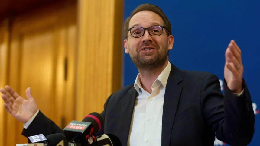 legea ani e slaba protejeaza hotiile rudele hotilor sunt protejate este liber la furat informatiile publice sunt insuficiente scandalul fritz e doar o fumigena care deturneaza atentia 6a8e9ecc8cd92