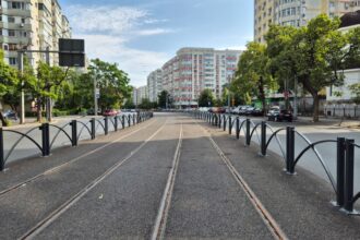linia de tramvai de pe bulevardul chisinau finalizata echipele de muncitori se ocupa de firul de contact si de statii 6a7ed89c4e5d5