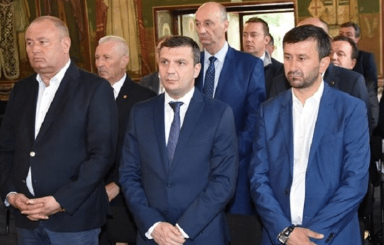 noi vrem asfalt protest al locuitorilor din mai multe localitati din caras severin spun ca s au saturat de drumul cu gropi 6a8be47419266
