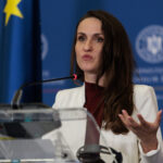 oana toiu in vizita la consulatul general din bonn vrem sa rezolvam cat mai multe cereri am trimis o misiune de sprijin de la bucuresti 6a8dd7717010b