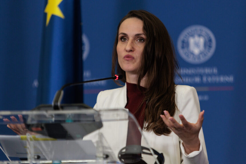 oana toiu in vizita la consulatul general din bonn vrem sa rezolvam cat mai multe cereri am trimis o misiune de sprijin de la bucuresti 6a8dd7717010b