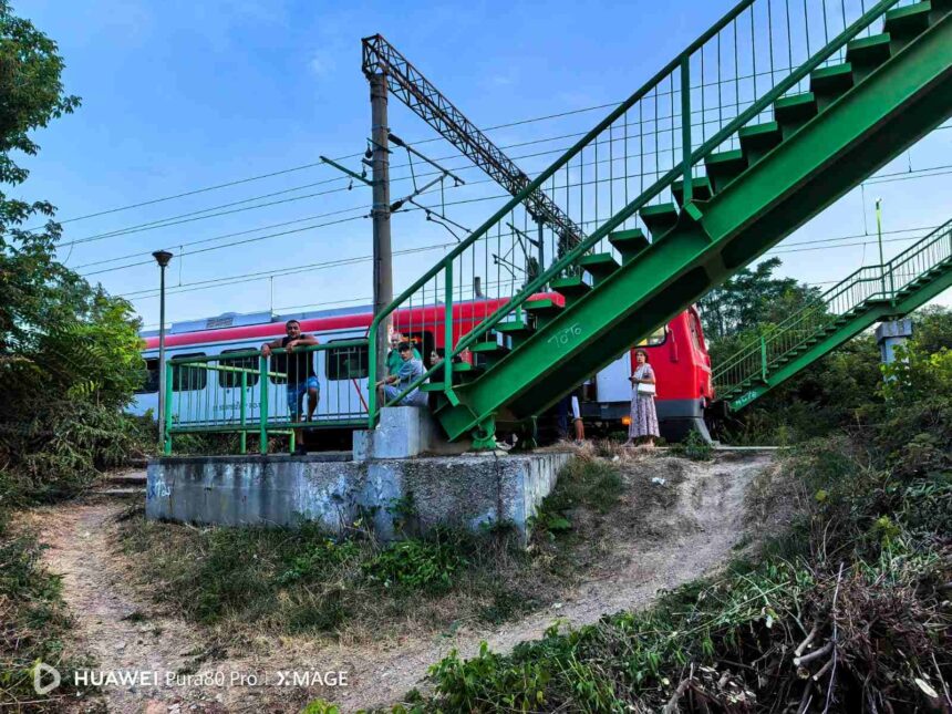 un automotor al unui privat a luat foc la iesirea din capitala si a intarziat un tren cfr calatori club feroviar 6a85e09dc21e5