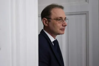 schimbare de ultim moment in ziua depunerii listei guvernului luca niculescu nu va merge personal la parlament cine va prezenta documentele surse 6ad09c542f333