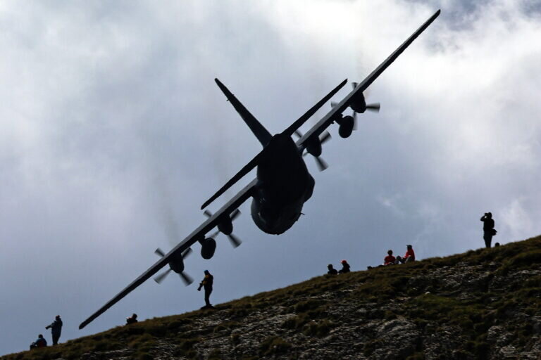 sua si romania marcheaza 30 de ani de parteneriat strategic statele unite au livrat o aeronava c 130 hercules armatei romane 6acfa674a8472